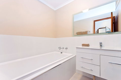 BEST WESTERN Tudor Motor Inn - Sydney Tourism 6