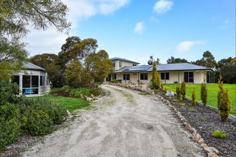 Fensom's Holiday Home - Sydney Tourism 9