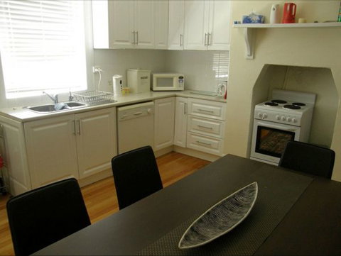 Fensom's Holiday Home - Sydney Tourism 1