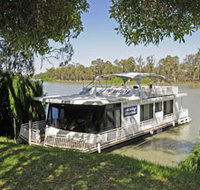 Boats and Bedzzz - The Murray Dream self-contained moored Houseboat - Sydney Tourism