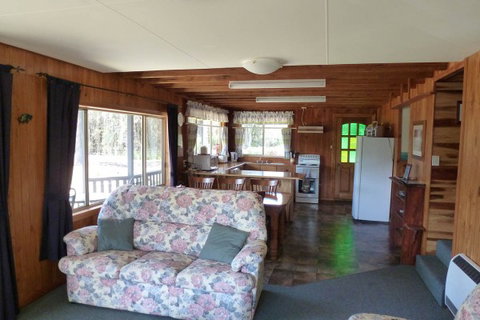 Arties Cottage Accommodation - Sydney Tourism 7