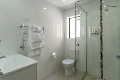 Comfort Inn & Suites Robertson Gardens - Sydney Tourism 1