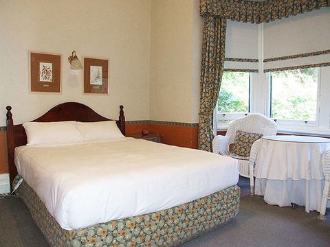 Jenolan Caves - Sydney Tourism 0