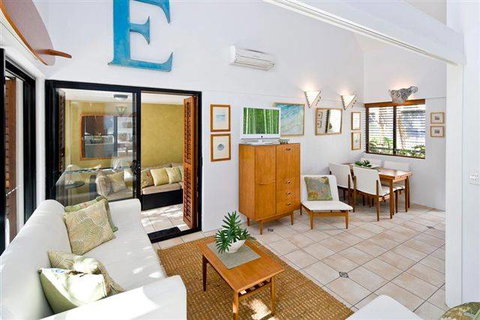 Julians Apartments - Sydney Tourism 1