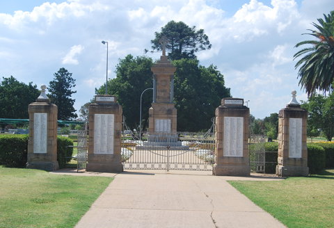 Warwick War Memorial And Gates - Sydney Tourism 0