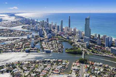 Gold Coast Airport Transfers : Gold Coast City To Airport OOL In Luxury Car - Sydney Tourism 4