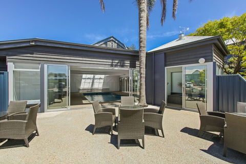 Bellevue On The Lakes - Sydney Tourism 4