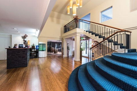 Bellevue On The Lakes - Sydney Tourism 7