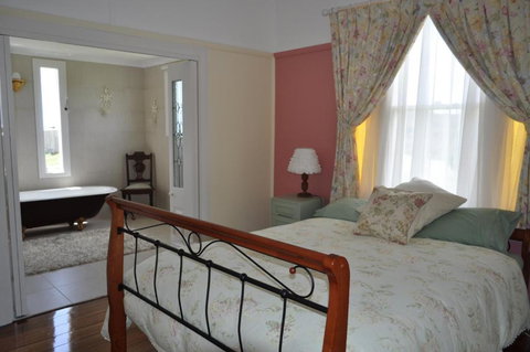 Beths Cottage Roaring 40s - Sydney Tourism 6