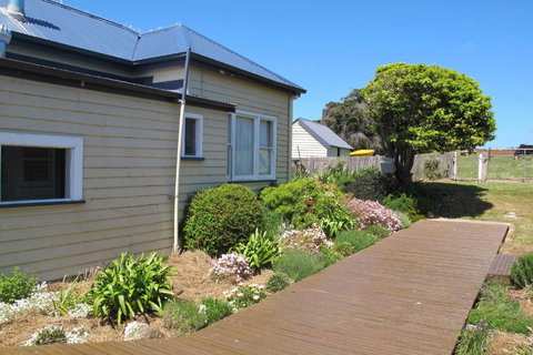 Beths Cottage Roaring 40s - Sydney Tourism 3