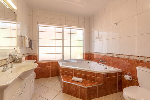 Birds 'n' Bloom Cottages - Sydney Tourism 3