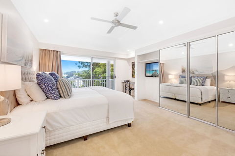 Hamptons Hideaway At The Cove - Sydney Tourism 5