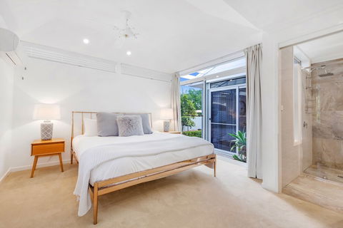 Hamptons Hideaway At The Cove - Sydney Tourism 6