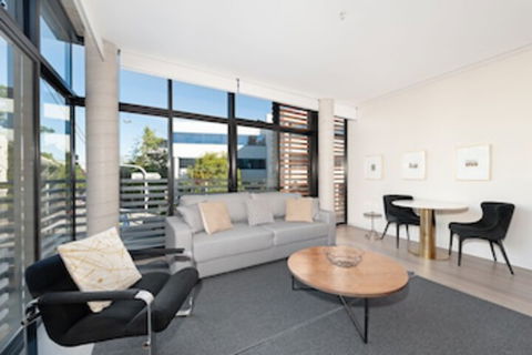 Uber Chic Newtown Designer Pad H392 - Sydney Tourism 0