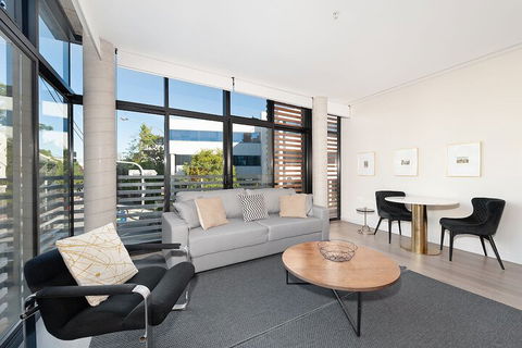 Uber Chic Newtown Designer Pad H392 - Sydney Tourism 2