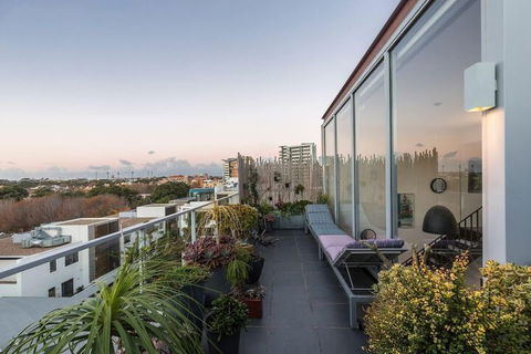 Loft Penthouse With Startling City Views + Parking - Sydney Tourism 4