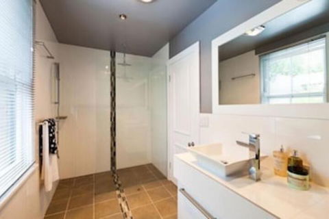 Spacious City 2 BR House Fit 6 PP - Sydney Tourism 4