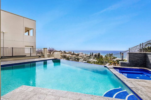 Stunning Ocean Views Large 3 Bedroom - Sydney Tourism 4