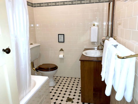 The Chalet Guesthouse And Studio - Sydney Tourism 5