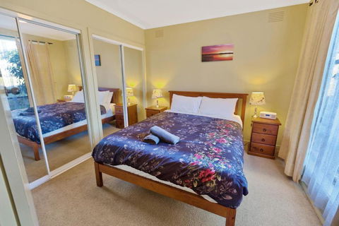 Above Sunset 100m From The Paynesville Lakes - Sydney Tourism 1