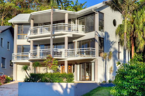 BEACHSIDE MANOR Walk To The Beach - Sydney Tourism 4