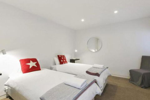 LOUTTIT BAY APARTMENT 1 Free Wifi Ocean Views & The Ultimate Location - Sydney Tourism 7