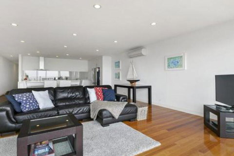 LOUTTIT BAY APARTMENT 1 Free Wifi Ocean Views & The Ultimate Location - Sydney Tourism 6
