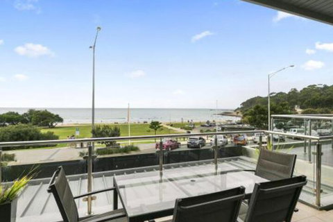 LOUTTIT BAY APARTMENT 1 Free Wifi Ocean Views & The Ultimate Location - Sydney Tourism 5