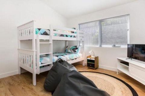 PALM COURT RETREAT MORNINGTON - Sydney Tourism 3