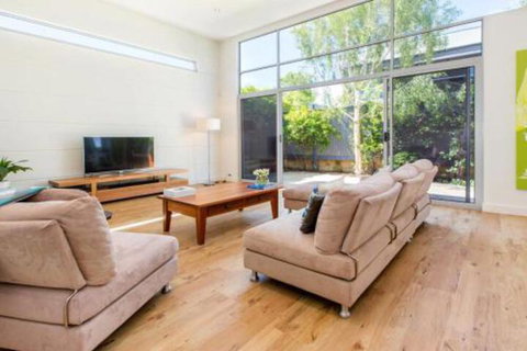 PALM COURT RETREAT MORNINGTON - Sydney Tourism 0