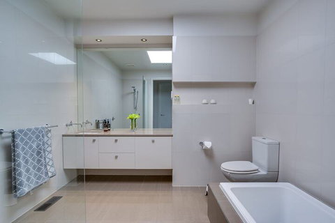 Kalina Retreat Tennis & Pool - Sydney Tourism 7