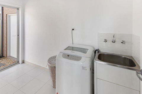 Captains Hideaway Jetty Berth & Pet Friendly - Sydney Tourism 5