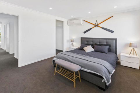 Captains Hideaway Jetty Berth & Pet Friendly - Sydney Tourism 6