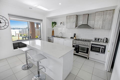 Captains Hideaway Jetty Berth & Pet Friendly - Sydney Tourism 4