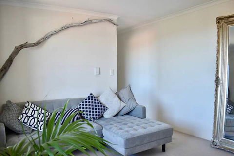 Bright & Airy TOP Floor Apartment With FAB Views - Sydney Tourism 6