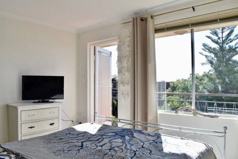 Bright & Airy TOP Floor Apartment With FAB Views - Sydney Tourism 4