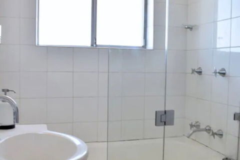 Bright & Airy TOP Floor Apartment With FAB Views - Sydney Tourism 5