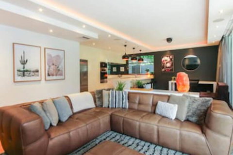 Spacious 2 Bedroom Apartment In Ascot With Large Private Garden - Sydney Tourism 0