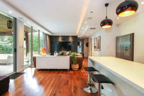 Spacious 2 Bedroom Apartment In Ascot With Large Private Garden - Sydney Tourism 5