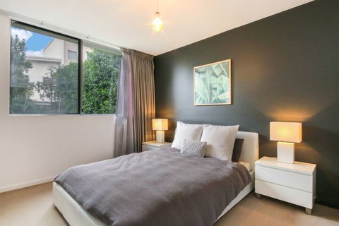 Spacious 2 Bedroom Apartment In Ascot With Large Private Garden - Sydney Tourism 4