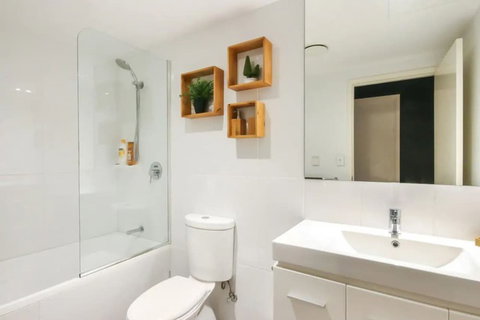 Spacious 2 Bedroom Apartment In Ascot With Large Private Garden - Sydney Tourism 2
