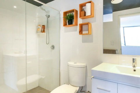 Spacious 2 Bedroom Apartment In Ascot With Large Private Garden - Sydney Tourism 3