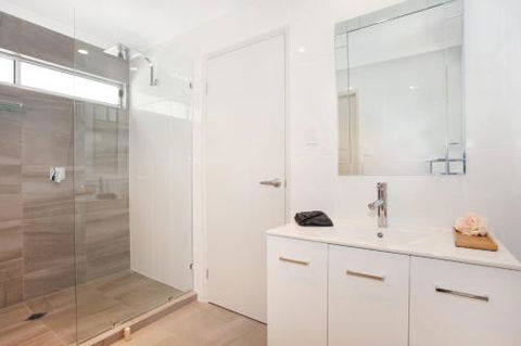 BEACH SHOPS & FABULOUS VACATION HOME! - Sydney Tourism 3
