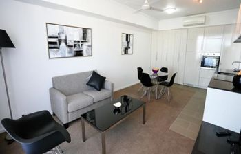 Under The Townsville Sun (694I) - Sydney Tourism 1