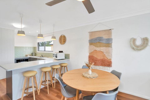 Rainbow Breezes 4 Rainbow Beach Townhouse With Breath Taking Ocean Views To Fraser Island - Sydney Tourism 4