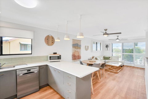 Rainbow Breezes 4 Rainbow Beach Townhouse With Breath Taking Ocean Views To Fraser Island - Sydney Tourism 6