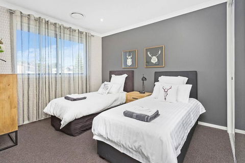 Luxury Brand New Home - Sydney Tourism 6