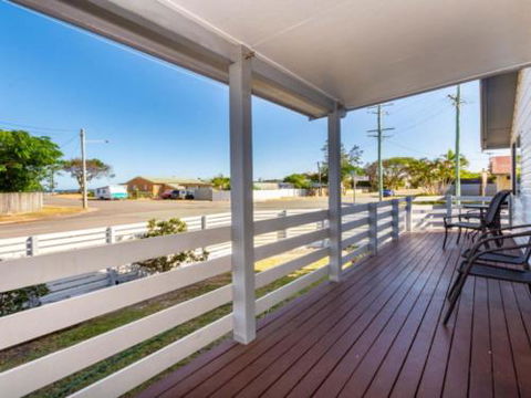 Dog Lovers Retreat Beachmere - Sydney Tourism 1