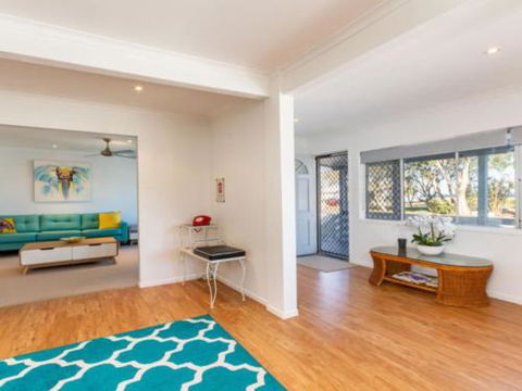 Dog Lovers Retreat Beachmere - Sydney Tourism 4