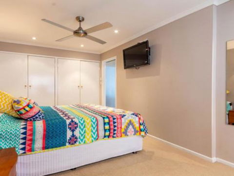 Dog Lovers Retreat Beachmere - Sydney Tourism 6